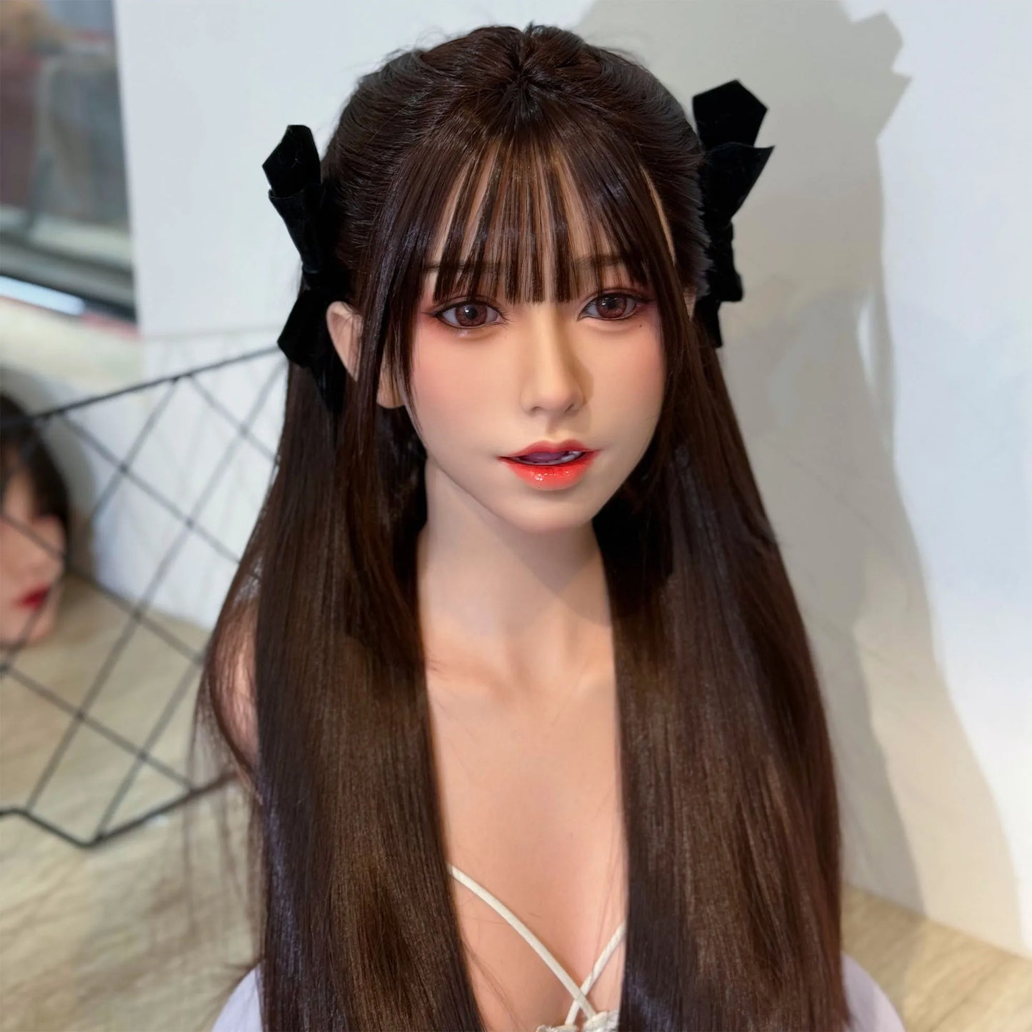 New silicone model head, exquisite makeup, hand-transplanted hair and eyebrows, can open mouth with teeth and tongue