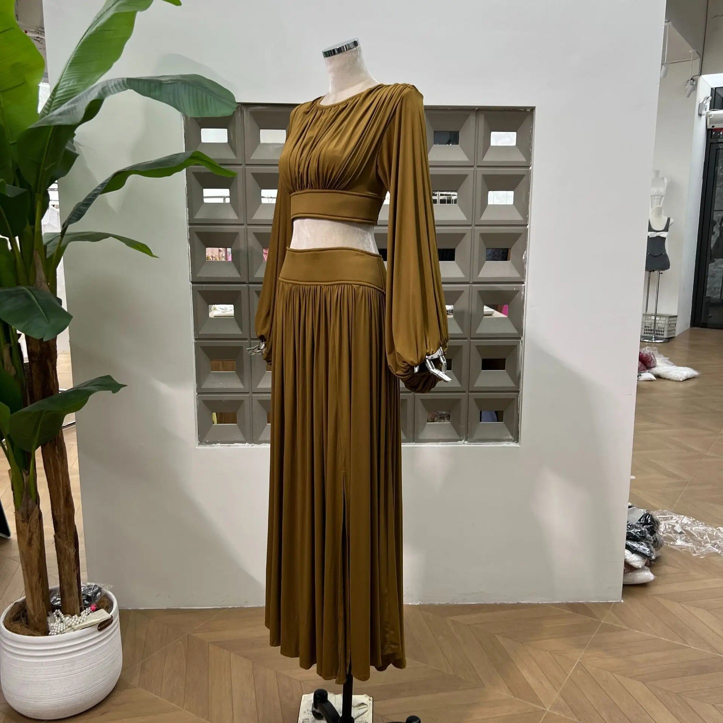 IEQJ Fashion Brown 2 Piece Set Women's Round Neck Pleated Long Sleeves Short Tops High Waist Skirt Suit Autumn New 3A277
