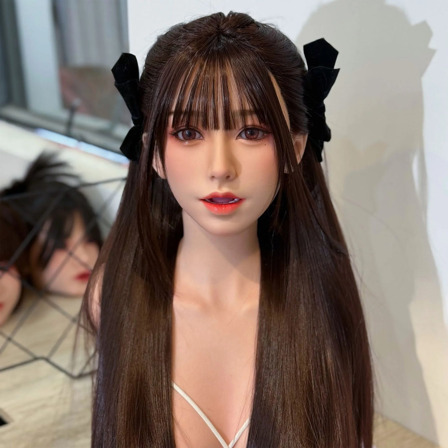 New silicone model head, exquisite makeup, hand-transplanted hair and eyebrows, can open mouth with teeth and tongue