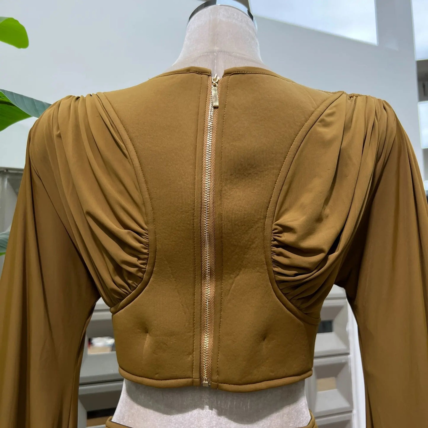 IEQJ Fashion Brown 2 Piece Set Women's Round Neck Pleated Long Sleeves Short Tops High Waist Skirt Suit Autumn New 3A277