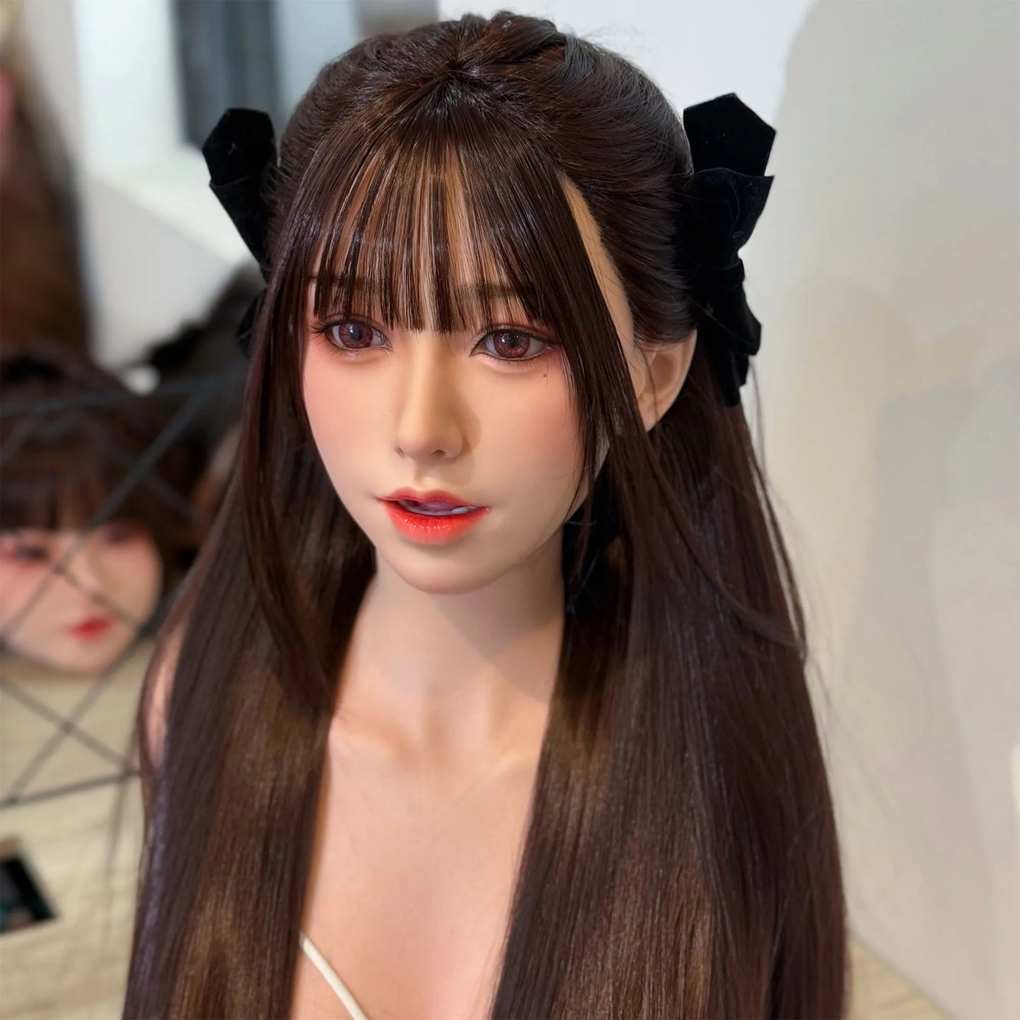 New silicone model head, exquisite makeup, hand-transplanted hair and eyebrows, can open mouth with teeth and tongue