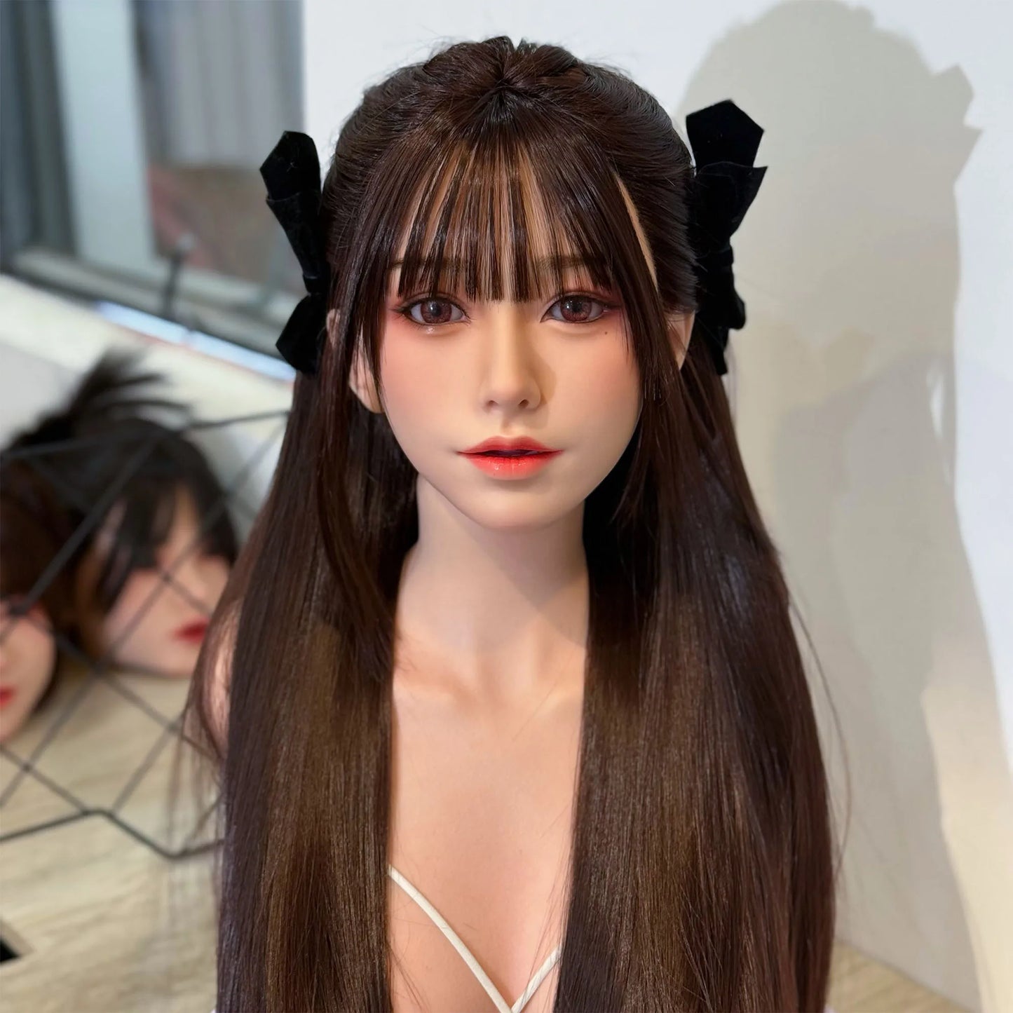 New silicone model head, exquisite makeup, hand-transplanted hair and eyebrows, can open mouth with teeth and tongue