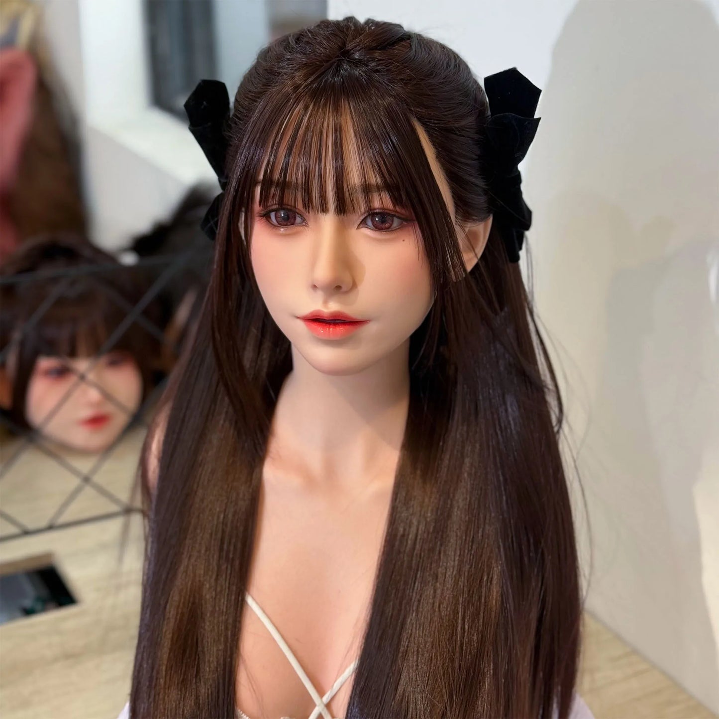 New silicone model head, exquisite makeup, hand-transplanted hair and eyebrows, can open mouth with teeth and tongue